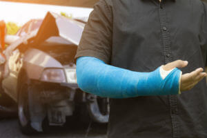 guy-blue-cast-damaged-car