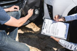 car-accident-guys-with clipboard-blac-and-white-cars